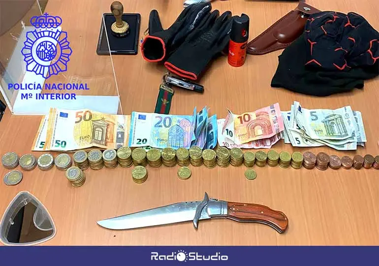 Botín y material incautado por los agentes en la detención.