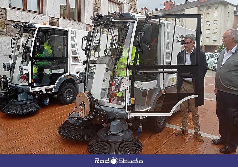 Las dos nuevas máquinas barredoras, 100% eléctricas, se destinarán a la limpieza de la zona centro de Torrelavega.