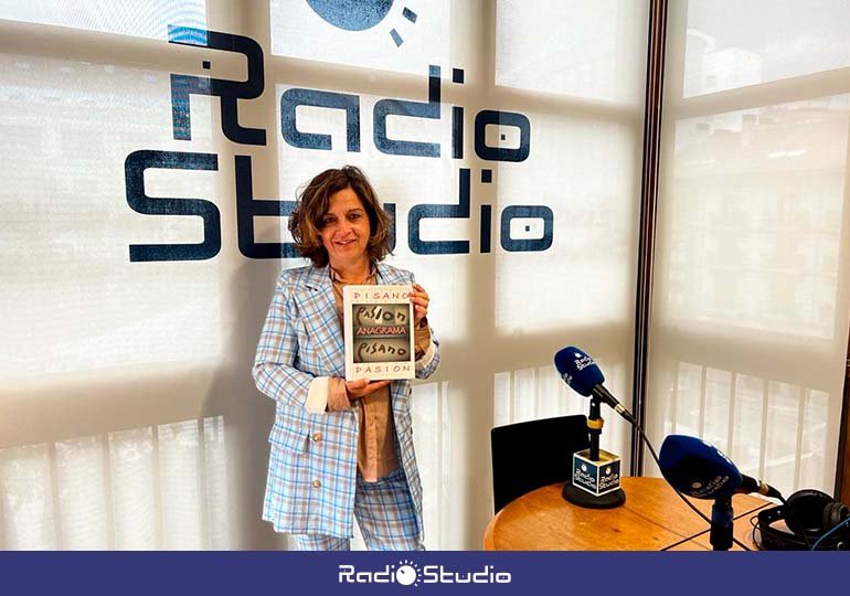 La autora posa en Radio Studio con su libro Pasión Anagrama Pisano