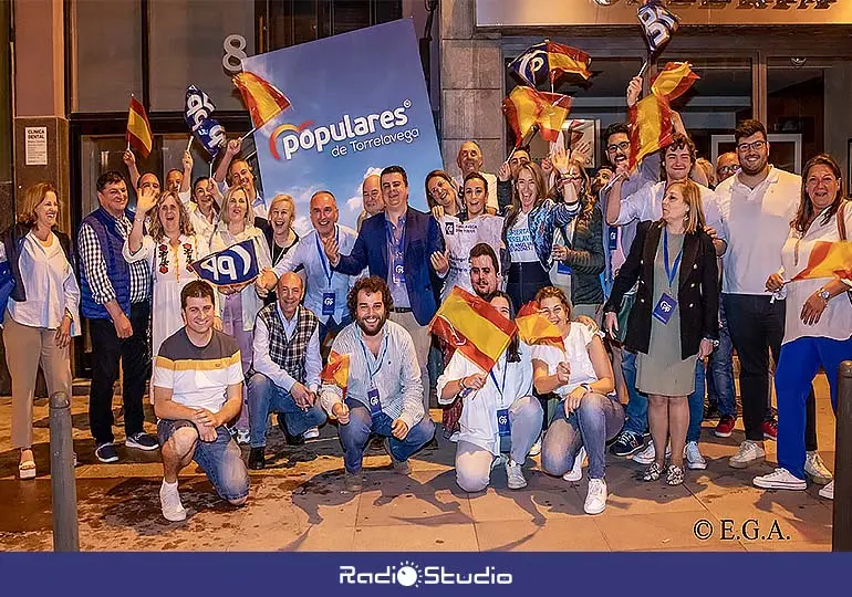 Los afiliados del PP de Torrelavega celebrando anoche el triunfo electoral.