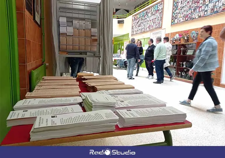 Imagen de la jornada electoral el pasado domingo en un colegio de Torrelavega.