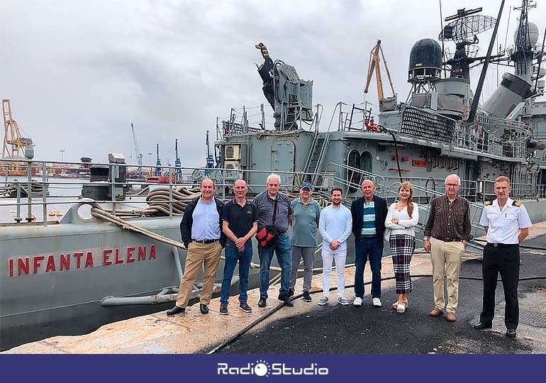 Visita de una representación del Ayuntamiento de Suances al buque Infanta Elena, futuro museo de la Armada que recalará en la villa.