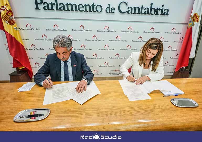 Los máximos responsables de PP y PRC en Cantabria han firmado esta mañana el pacto de gobernabilidad.