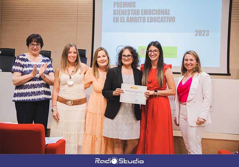 Representantes del colegio Menéndez Pidal de Torrelavega, recogiendo el premio nacional.