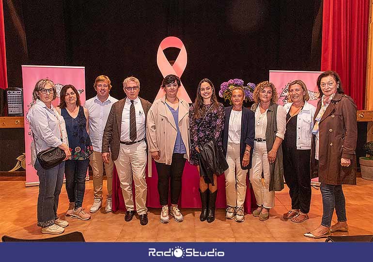 Integrantes de la asociación Anjanas Solidarias con representantes de la AECC de Cantabria.