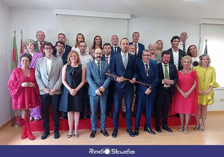 Foto de familia de la Corporación de Torrelavega 202327, tras el acto de toma de posesión.