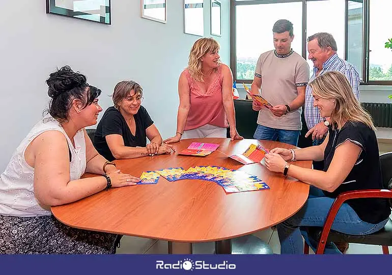 La alcaldesa, Rosa Díaz, y varios concejales presentan el folleto que recoge las actividades del programa Polanco Vive el Verano .