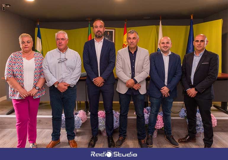 Los cinco integrantes de la nueva Junta Vecinal de Viérnoles, todos del PSOE, junto al alcalde de Torrelavega.