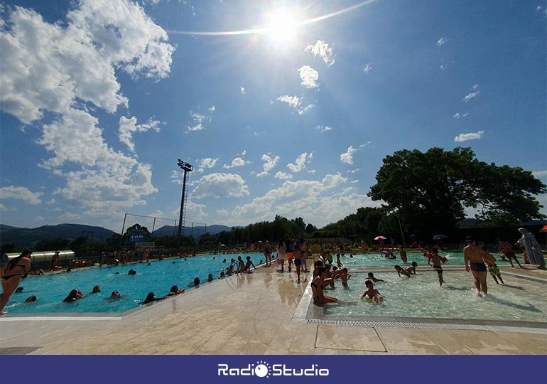 Vista general de las piscinas de verano de Torrelavega | Foto: Archivo