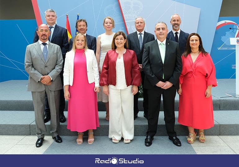 Presidenta de Cantabria y nuevos consejeros del Gobierno regional.