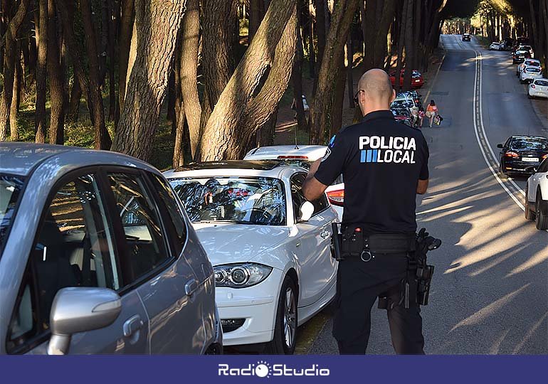 La Policía Local de Piélagos ha intensificado el control de los vehículos mal aparcados en la zona de Liencres.