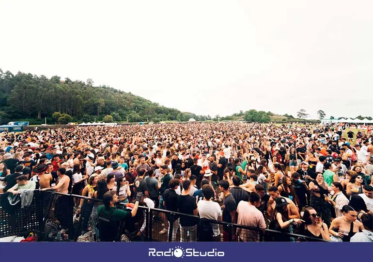 Asistentes al I Festival Gamoneo que se celebró el domingo en Cartes, donde la lluvia aguó parte de la fiesta.