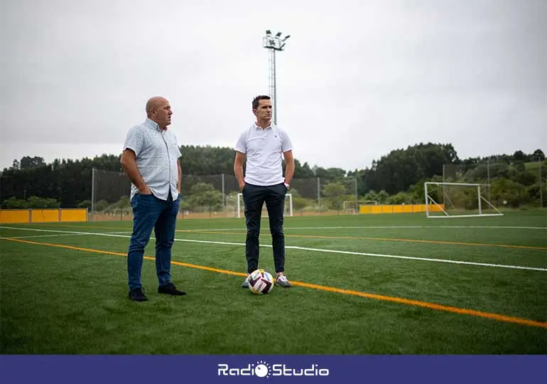 Antonio Tomás y Agustín Molleda en el Campo Municipal de Hierba Artificial de Cartes.