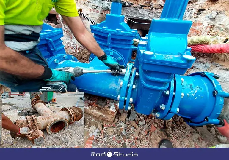 Nuevas válvulas de la red de abastecimiento y saneamiento instaladas en la calle Julián Ceballos, y detalle de la antigua.