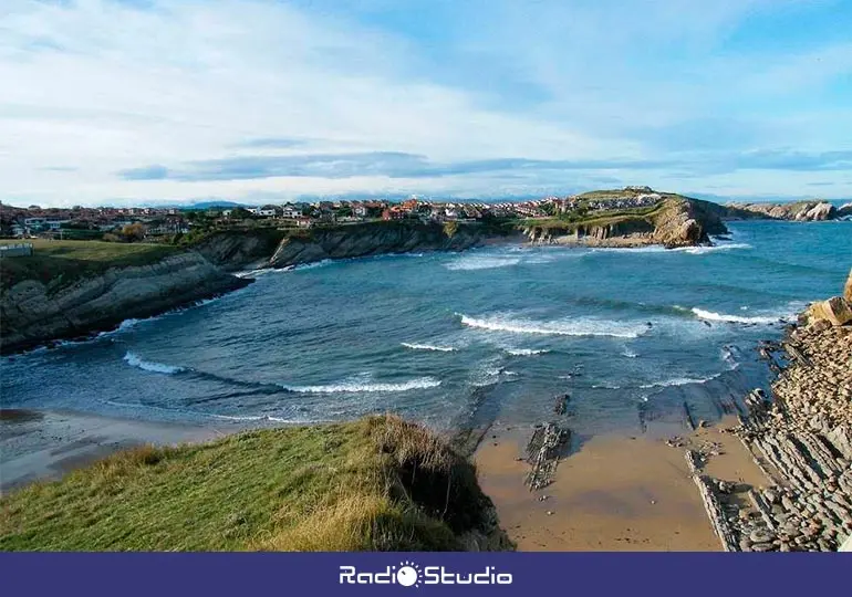 Vista general de la costa de Piélagos, con la playa de La Arnía en primer término.