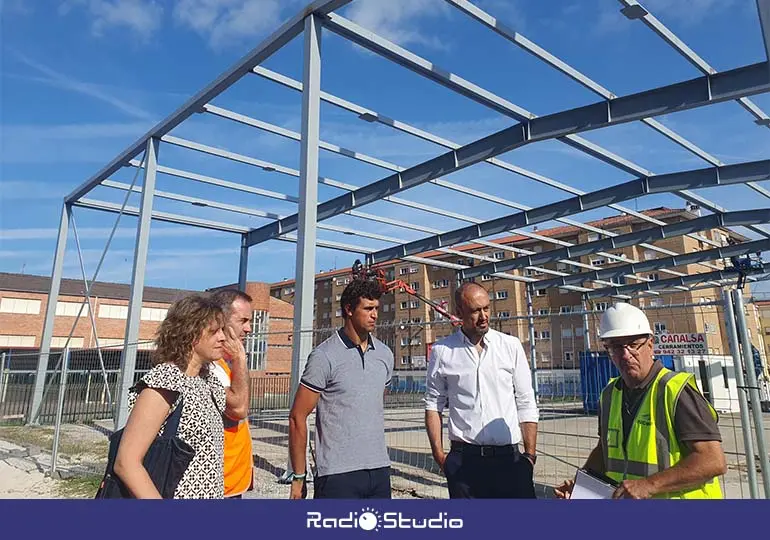 La cubierta junto al colegio José Luis Hidalgo de Nueva Ciudad estará lista para el inicio del próximo curso.