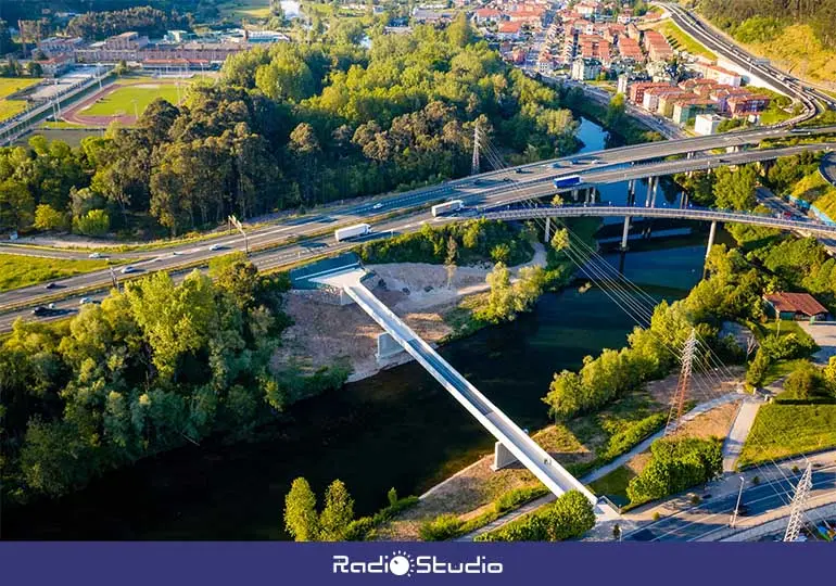 Vista panorámica de la pasarela sobre el río Besaya.