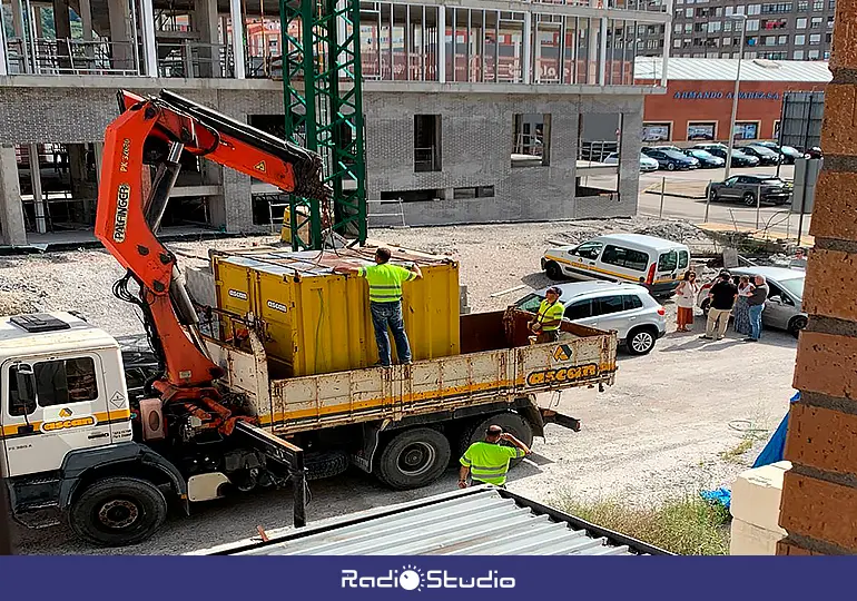 La empresa adjudicataria de la obra ha comenzado a retirar su material.