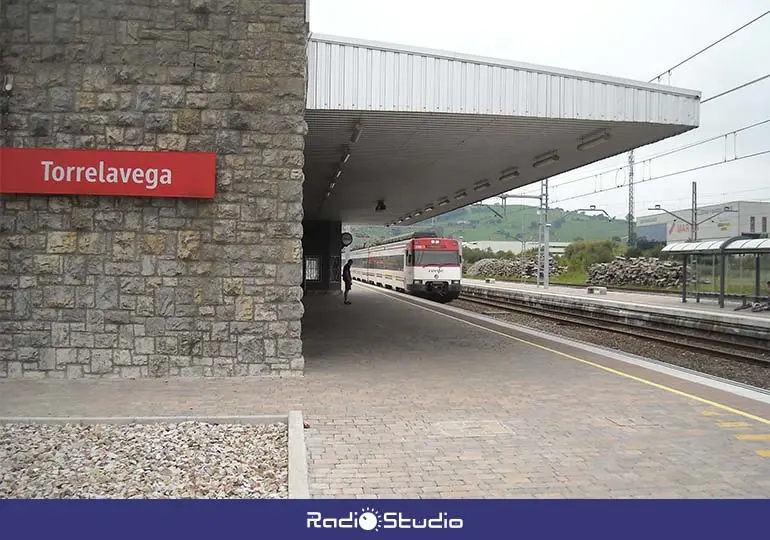 Imagen de archivo de un tren llegando a la estación de Cercanías Renfe en Torrelavega