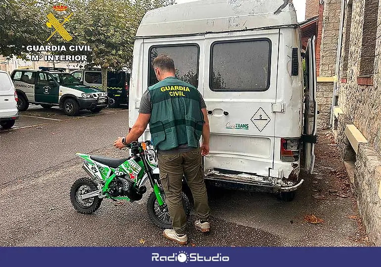 Furgoneta y parte de los robado, incautado por la Guardia Civil de Torrelavega.