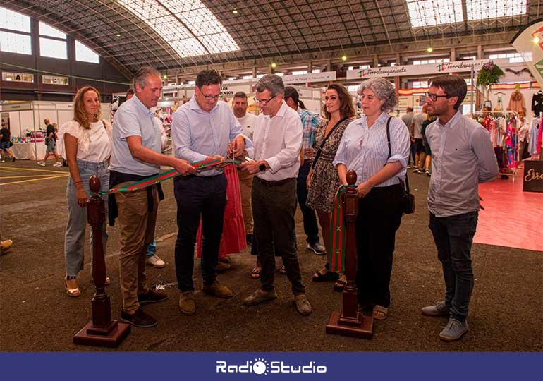Autoridades en la inauguración de la Feria del Stock del comercio de Torrelavega.
