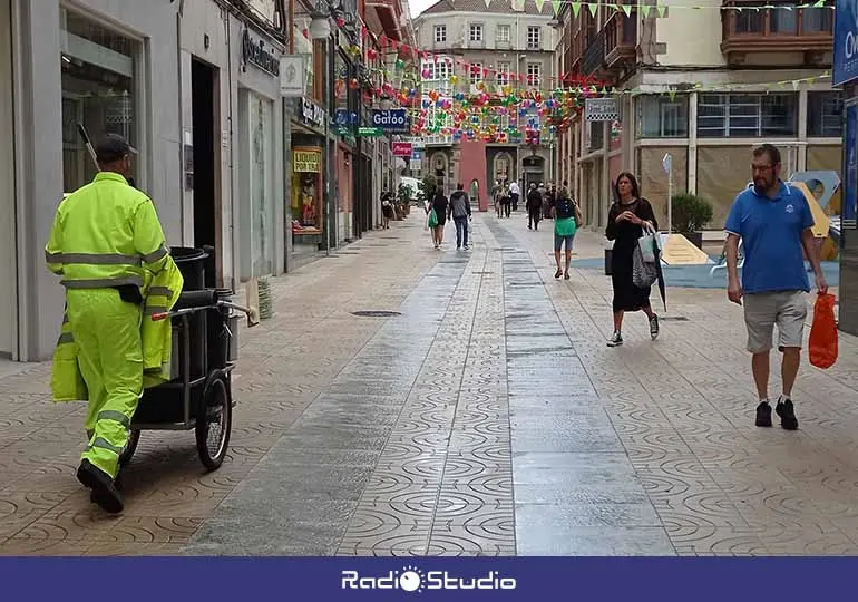 La plantilla actual del servicio de limpieza viaria en Torrelavega está formada por 48 trabajadores.