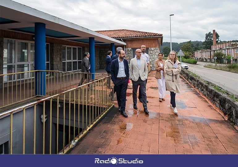 Visita al futuro albergue de peregrinos en el complejo Óscar Freire, uno de los proyectos comunes del Ayuntamiento de Torrelavega y la Consejería de Cultura, Turismo y Deporte.