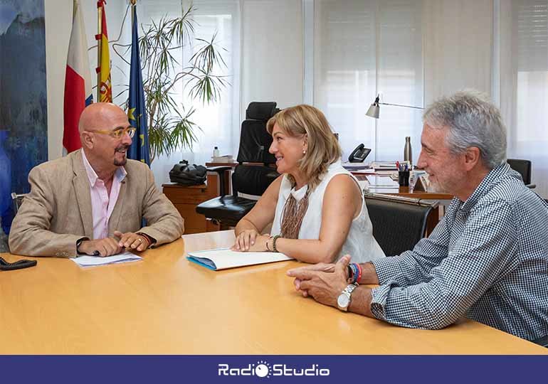 Reunión mantenida hoy entre el consejero de Sanidad, César Pascual, la alcaldesa de Poanco, Rosa Díaz, y el primer teniente de alcalde, Avelino Rodríguez.