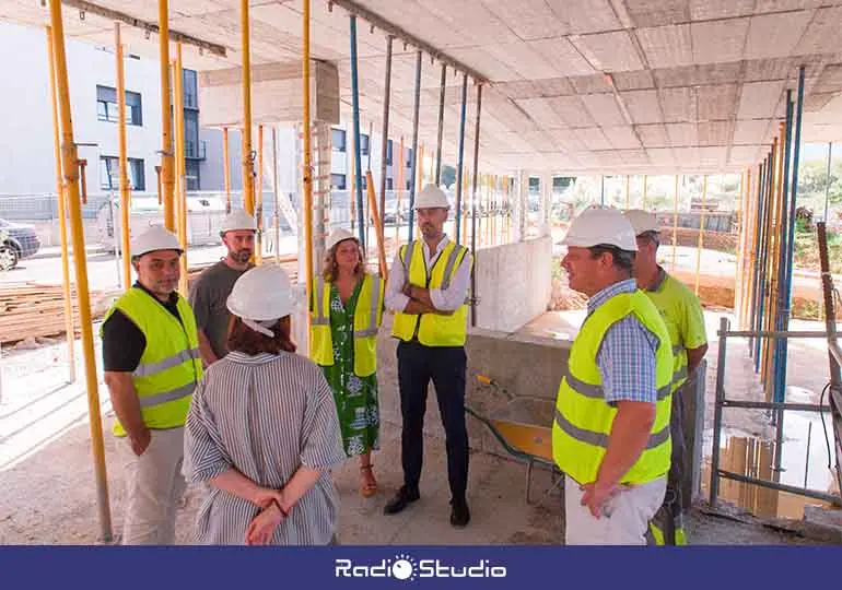 Un momento de la visita girada a las obras de la Tecnoteca juvenil de Torrelavega.