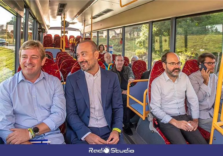 Autoridades realizaron el primer viaje del Torrebús entre Torrelavega y Reocín.