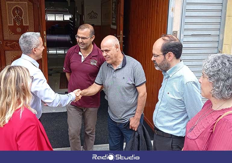 La comunidad marroquí que reside en Torrelavega se reunió con representantes del PSOE cántabro.