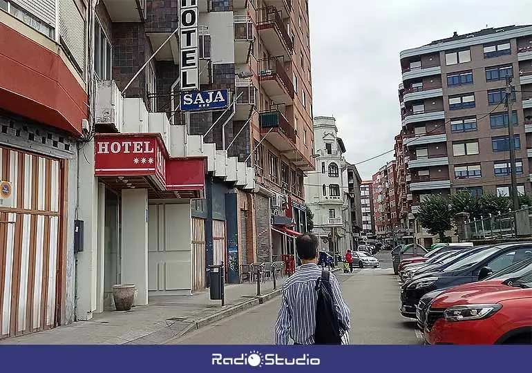 El céntrico hotel Saja lleva varios años cerrado.