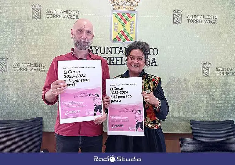 Daniel Gutiérrez, coordinador de UNATE Torrelavega y la concejal de Cultura y Educación, Esther Vélez, en la presentación de la programación.