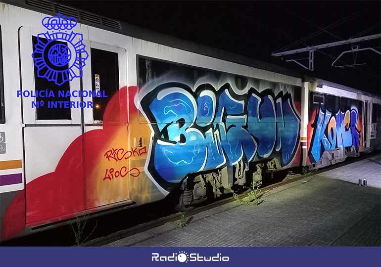 Estado en que quedaron los vagones 'graffiteados' en la estación de Renfe en Tanos.
