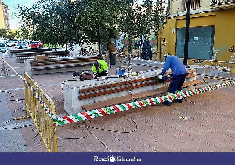 Trabajos de mantenimiento del mobiliario urbano que se están ejecutando estos días en la plaza Baldomero Iglesias.