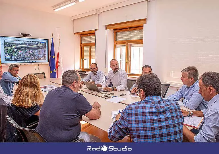 La reunión de técnicos de ADIF y municipales en Torrelavega ha permitido diseñar la hoja de ruta de las obras previas al soterramiento de las vías.