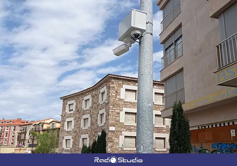 Cámaras ya instaladas en el acceso a las calles peatonales de la 'zona de vinos'.