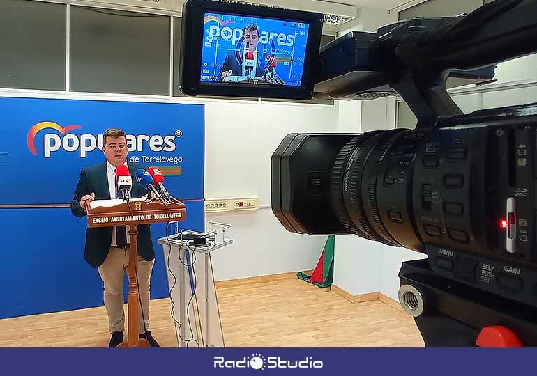 El portavoz del PP en Torrelavega, Miguel Ángel Vargas, explicó los motivos por los que votarán en contra de la propuesta de tasas e impuestos para 2024.
