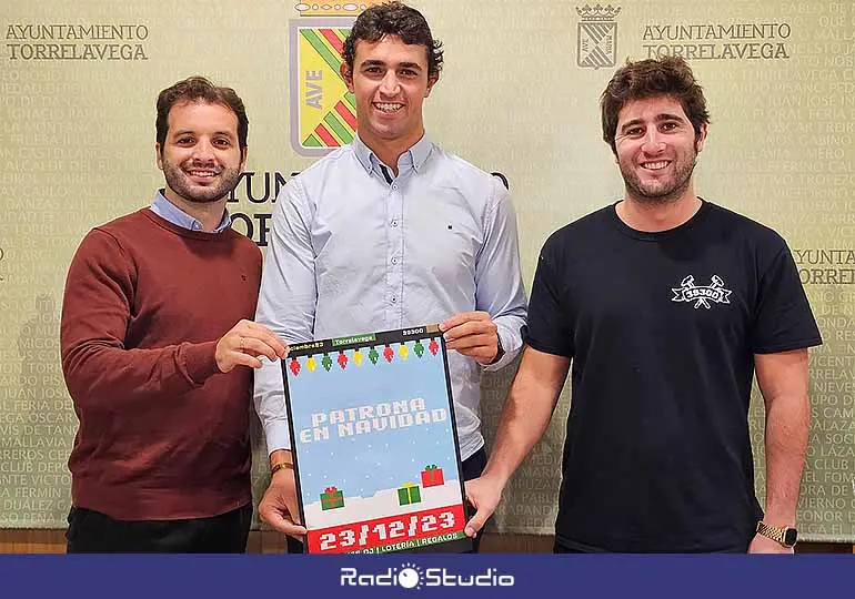 Promotores de la iniciativa de las Peñas 39300 junto al concejal de Juventud, Nacho González.