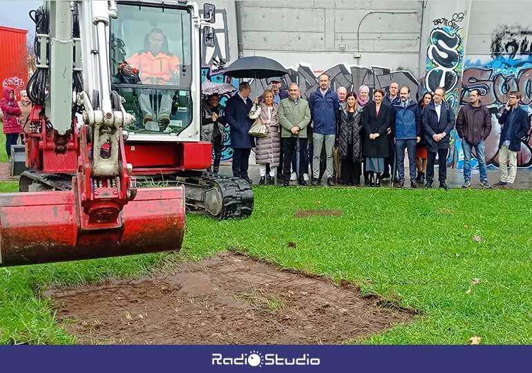 Autoridades regionales y locales en el inicio de los trabajos previos al soterramiento de las vías en Torrelavega.