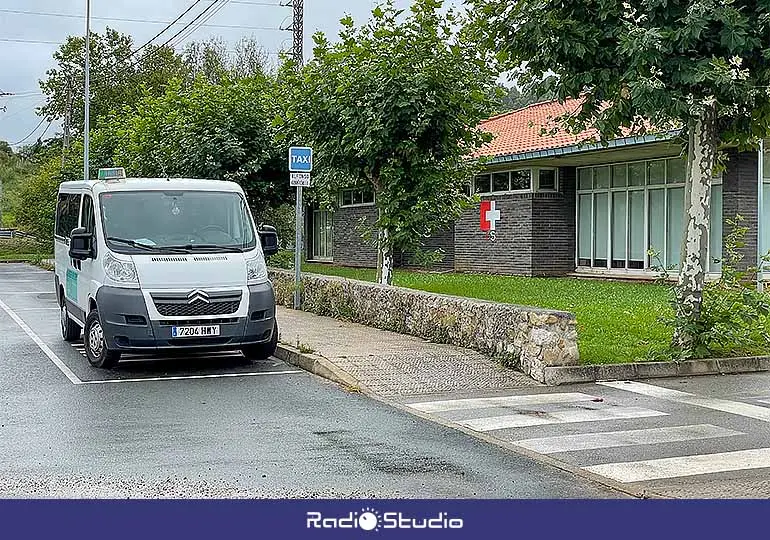 Taxi aparcado junto al centro de salud de Requejada.