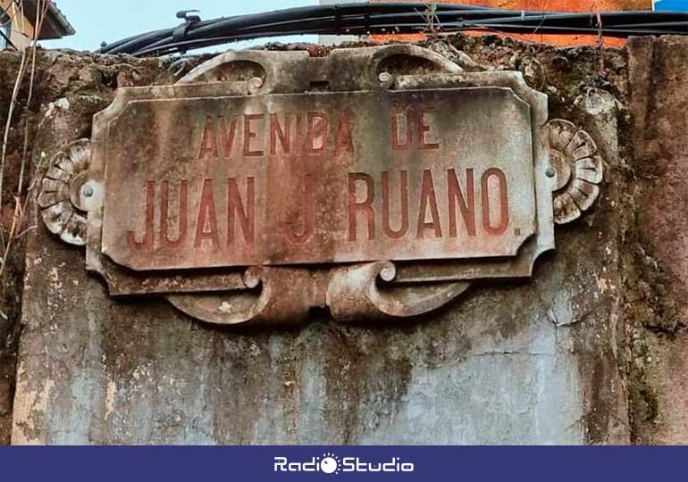 Estado actual de la placa ornamental que localiza la calle Juan José Ruano en Torrelavega.