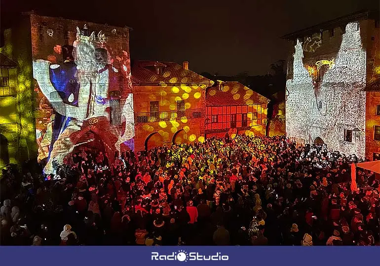 Imagen de archivo de la proyección del videomapping las navidades pasadas en la Plaza Mayor de Santillana del Mar.