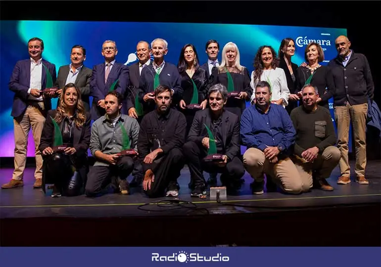 Foto de familia, de archivo, de los galardonados en la I Gala de Cámara Torrelavega.