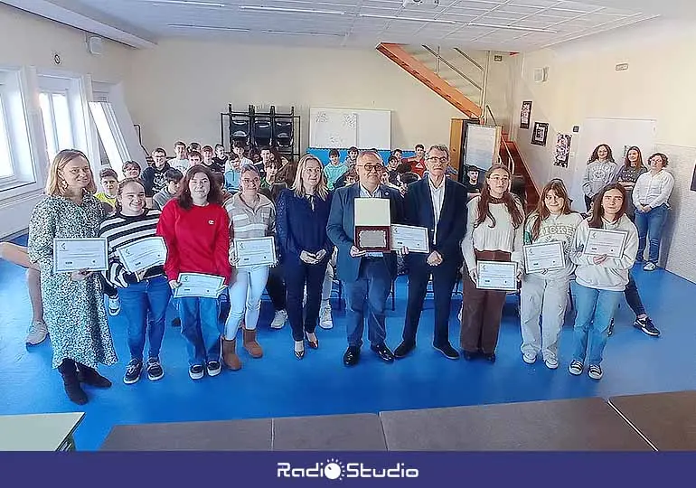 Las seis alumnas de El Salvador ganadoras del premio junto a autoridades y compañeros de curso.