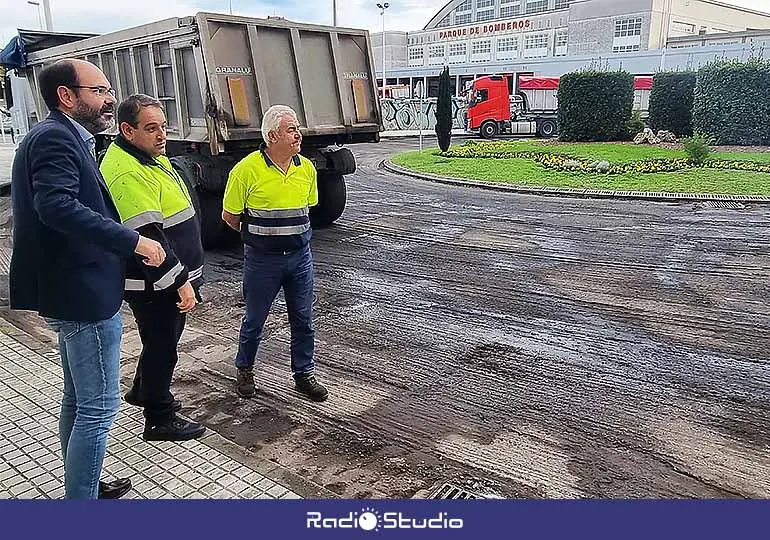 Los trabajos de asfaltado del plan anual de 2023 se centran estos días en la rotonda junto al Mercado Nacional de Ganados.