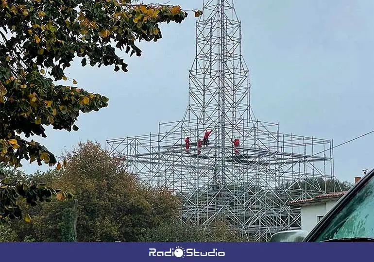 La empresa de andamios AGZ ultima estos días la ampliación de la estructura del árbol de Navidad de Cartes.