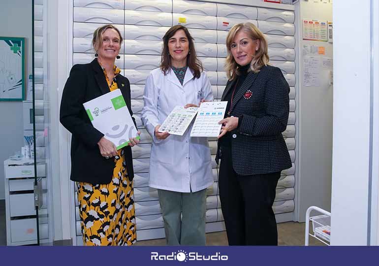 La alcaldesa de Polanco, Rosa Díaz, junto a la decana del Colegio de Farmacéuticos de Cantabria, Rita de la Plaza Zubizarreta, y la responsable de una de las farmacias del municipio muestran el pastillero gigante.