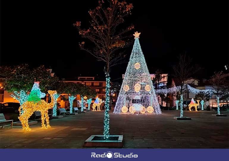 Alumbrado navideño instalado en la plaza de Viares, en Suances.