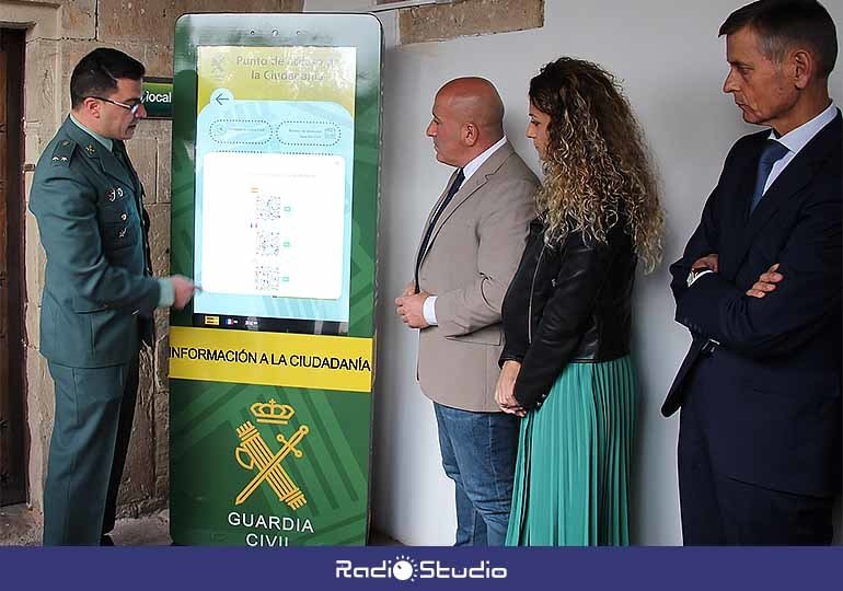 El primer punto de acceso virtual de la Guardia Civil en España se ha instalado en el Ayuntamiento de Cartes.